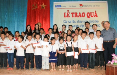 Đoàn công tác trao quà hỗ trợ cho 40 học sinh trường Tiểu học và THCS Xuân Châu- Thọ Xuân