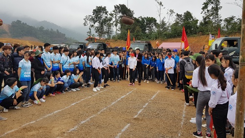 Đoàn viên, thanh niên tham gia các trò chơi truyền thống tại lễ hội.