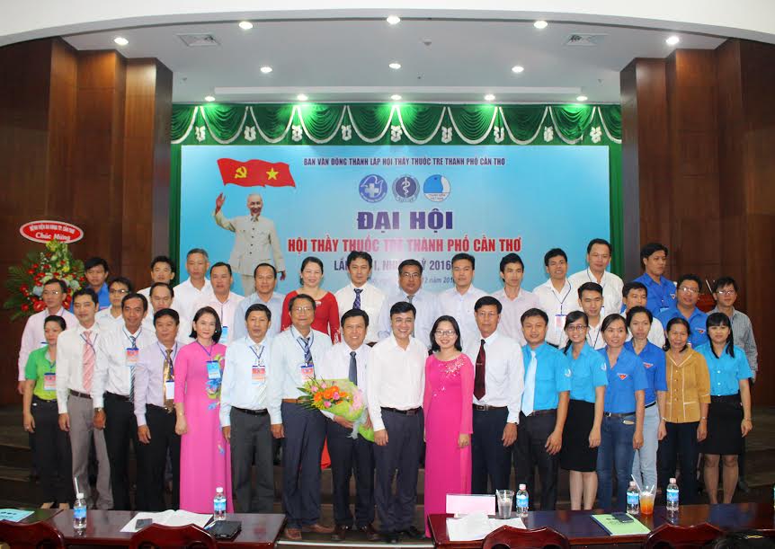 BCH Hội Thầy thuốc trẻ thành phố Cần Thơ khóa I cùng đại biểu lãnh đạo ra mắt tại Đại hội.