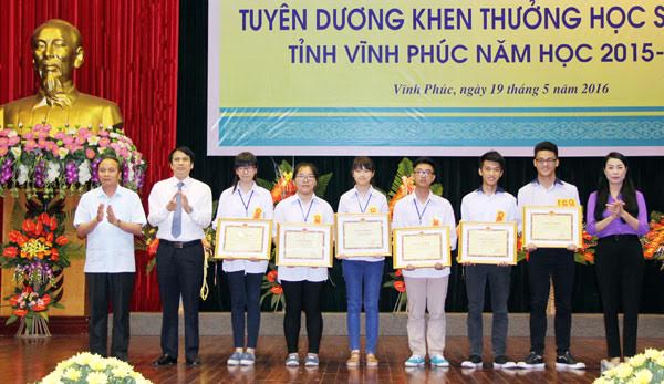 Nguyễn Việt Thắng (đứng thứ 3 từ phải qua trái) được Chủ tịch UBND tỉnh tặng Bằng khen