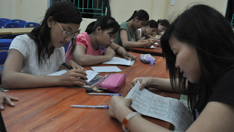 Ngay cạnh đó, tại Nhà văn hóa thôn Lại Đà là lớp luyện thi dành cho các học sinh lớp 12 chuẩn bị thi ĐH-CĐ.