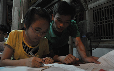 Trưởng nhóm Nguyễn Tiến Phương cũng như 24 bạn khác trong nhóm đều là những thầy cô tâm huyết với các em học sinh. 