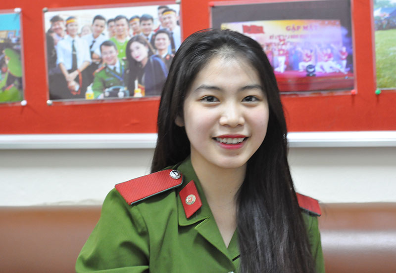  Lương Thị Hoài Thương (học viên lớp B2C1-H01s, Trường CĐ Cảnh sát nhân dân 1) ngoài đời là cô gái cởi mở và khiêm tốn khi nói về mình. (Ảnh: Đăng Duy).