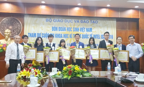 Thứ trưởng Nguyễn Vinh Hiển tặng Bằng khen, hoa và phần thưởng của Bộ GD&ĐT cho các bạn học sinh.