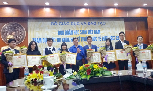 Bí thư Trung ương Đoàn Nguyễn Long Hải trao tặng Bằng khen của BCH Trung ương Đoàn TNCS Hồ Chí Minh cho các bạn đạt giải tại Intel ISEF 2016