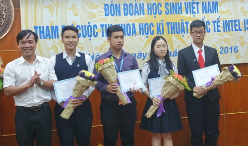 Đồng chí Nguyễn Bình Minh - Phó trưởng Ban Thanh niên trường học Trung ương Đoàn tặng hoa cho các bạn tham gia Intel ISEF 2016