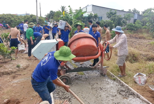 Lực lượng đoàn viên thanh niên, học sinh sinh viên tham gia thực hiện công trình xây dựng tuyến đường Bờ Vông, ấp Phước Nguơn B xã Long Phước