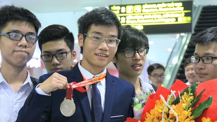 Đinh Quang Hiếu (lớp 12 Trường THPT Chuyên Khoa học Tự nhiên, ĐH Quốc gia Hà Nội) và tấm huy chương Vàng thứ 2 của tại các kỳ Olympic Hóa học quốc tế.