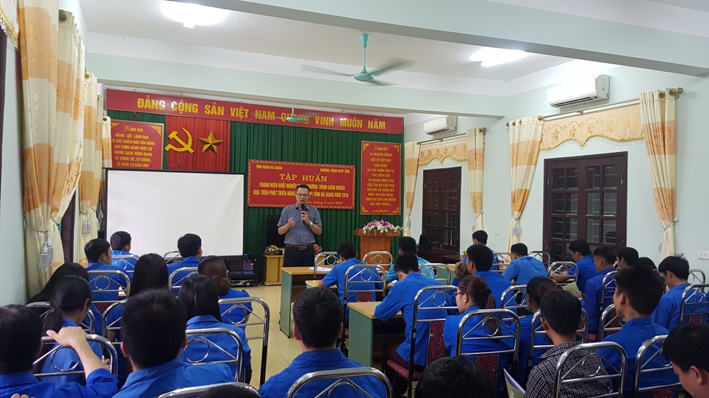 Đồng chí Đào Quang Diệu, Phó Bí thư Tỉnh đoàn trực tiếp trao đổi về tinh thần khởi nghiệp cho các đoàn viên thanh niên huyện Vị Xuyên 