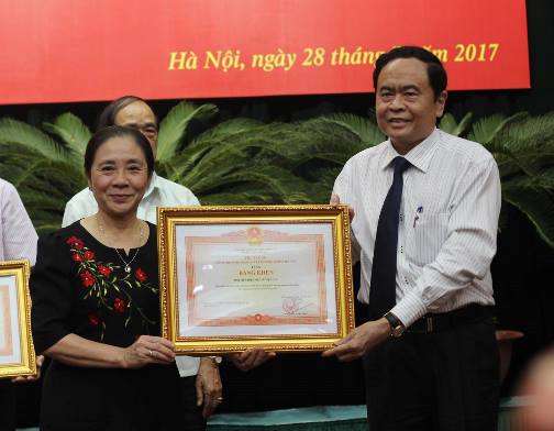 Đồng chí trao Bằng khen cho Hội Phụ nữ Việt Nam