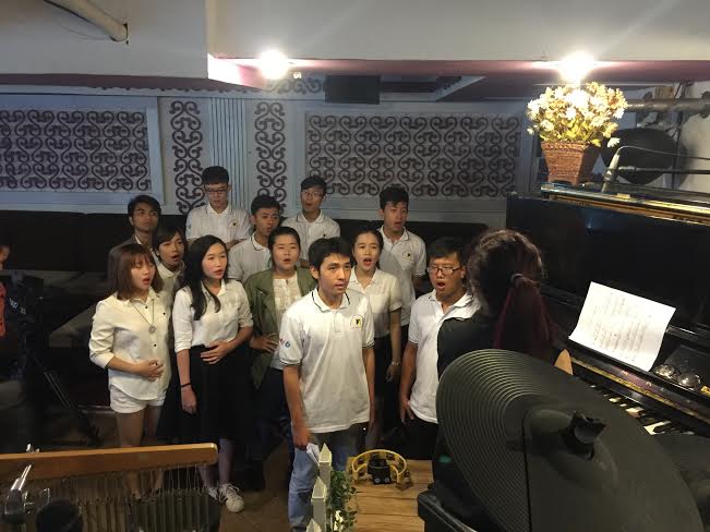  Là lần đầu tiên tham gia chương trình, nhưng với sự hỗ trợ của nhạc sĩ Dương Cầm và huấn luyện viên - ca sĩ Ngọc Khuê, chắc chắn "Tuổi 20 hát" ở Đà Nẵng sẽ là một điều xứng đáng để chờ đợi và mong ngóng.
