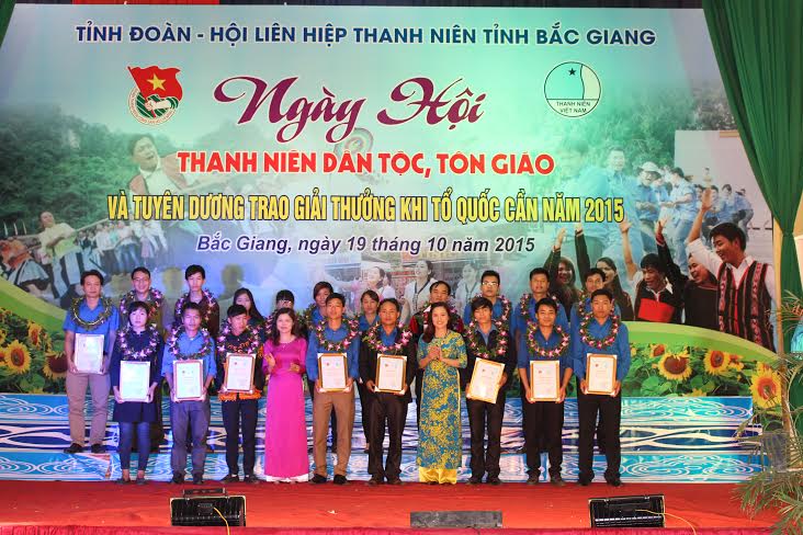 Tỉnh đoàn, Hội LHTN tỉnh Bắc Giang trao giải thưởng Khi Tổ quốc cần năm 2015