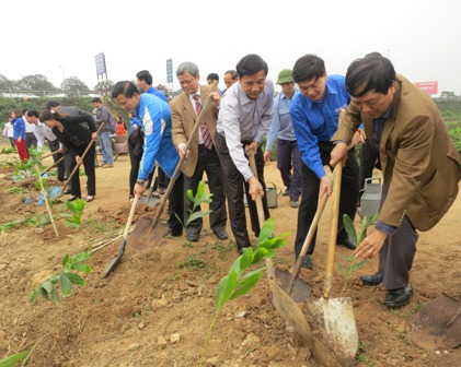 Các đồng chí lãnh đạo Trung ương Đoàn, tỉnh Bắc Ninh tham gia trồng cây