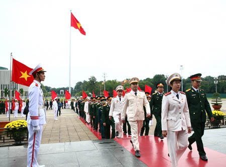 Trước đó, sáng cùng ngày, 70 tấm gương tiêu biểu xuất sắc trong học tập và làm theo tấm gương đạo đức Hồ Chí Minh tiêu biểu của thanh niên Quân đội - Công an đã  báo công và vào Lăng viếng Chủ tịch Hồ Chí Minh.