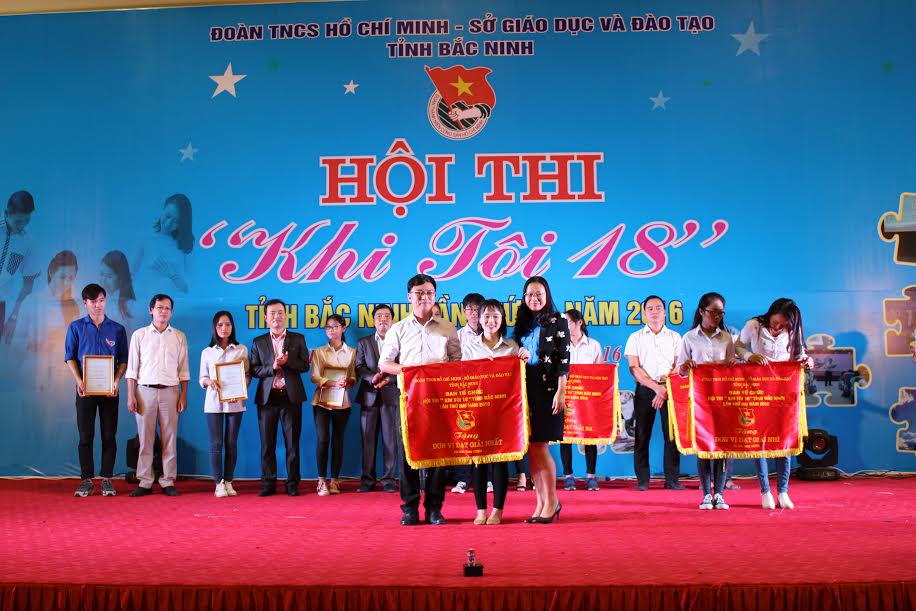 Đ/c Thái Hải Anh – Phó Bí thư Tỉnh Đoàn trao giải Nhất cho  Trường THPT Thuận Thành số 1