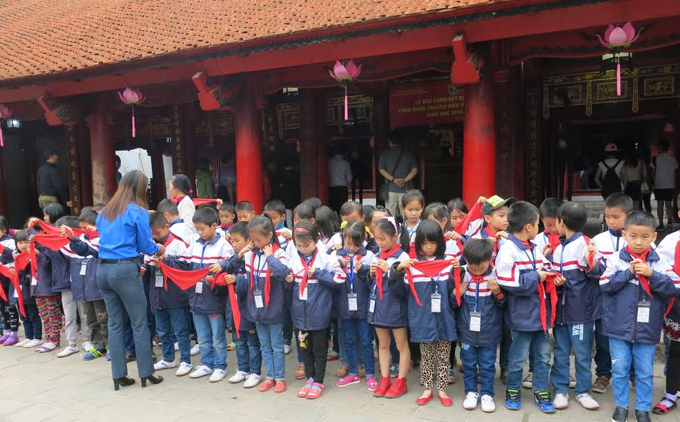 Lễ kết nạp đội viên tại Văn Miếu Quốc Tử Giám – TH Liên Chung, Tân Yên