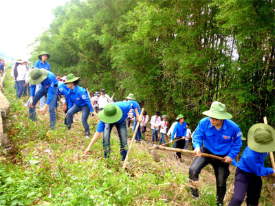 Tuổi trẻ tỉnh Lạng Sơn tình nguyện tham gia làm đường giao thông nông thôn.
