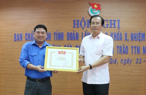 Đồng chí Lâm Hoàng Sa (bìa phải) - Ủy viên Ban Thường vụ, Trưởng Ban Dân vận Tỉnh ủy tặng bằng khen của Ban Chấp hành Trung ương Đoàn cho tập thể Tỉnh đoàn đạt danh hiệu đơn vị xuất sắc công tác đoàn và phong trào thanh thiếu nhi năm 2017.