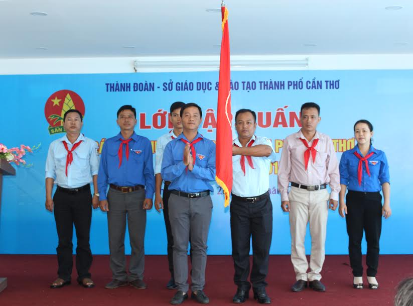 Đồng chí Nguyễn Phương Tùng, Phó Chủ tịch thường trực Hội Đồng Đội thành phố Cần Thơ trao cờ truyền thống cho Ban Chỉ huy Liên Đội tạm thời.
