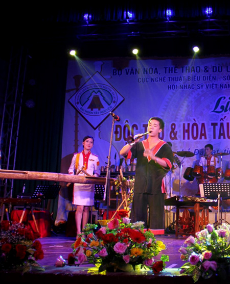 Hà Công Cương biểu diễn cùng dàn nhạc trong Liên hoan độc tấu và hoà tấu nhạc cụ dân tộc. Ảnh: NVCC.