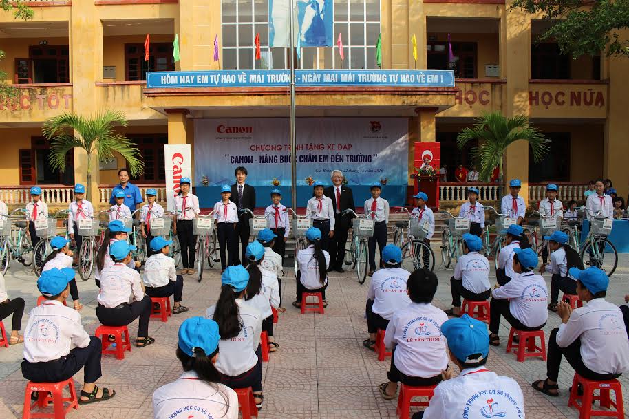 Lãnh đạo Tỉnh Đoàn cùng lãnh đạo Tổng công ty TNHH Canon Việt Nam trao tặng 15 chiếc xe đạp cho các em có hoàn cảnh khó khăn trường Lê Văn Thịnh