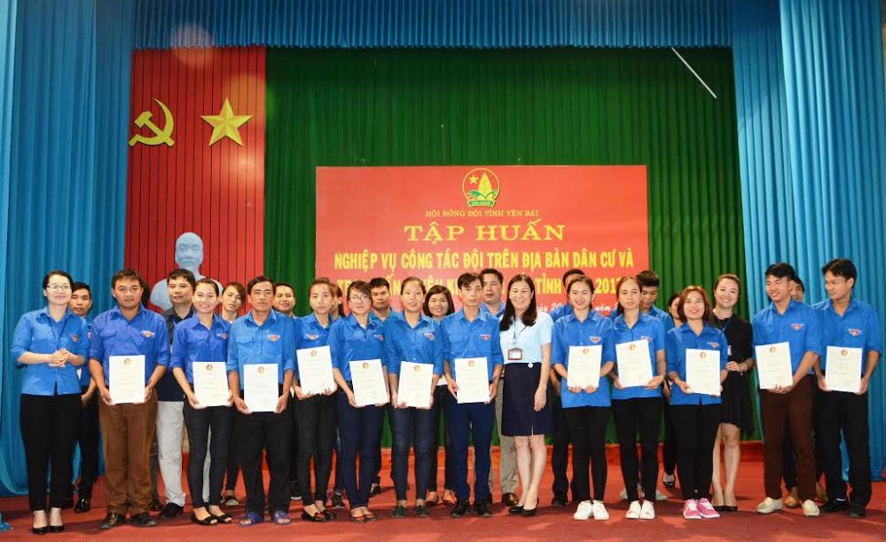 Các đồng chí lãnh đạo trao Giấy chứng nhận hoàn thành chương trình huấn luyện Kim Đồng