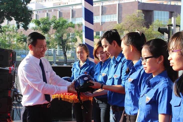 : Đ/c Đào Anh Dũng, UVBTV Thành ủy, Phó Chủ tịch UBND TP Cần Thơ trao tặng nón bảo hiểm cho thanh niên.