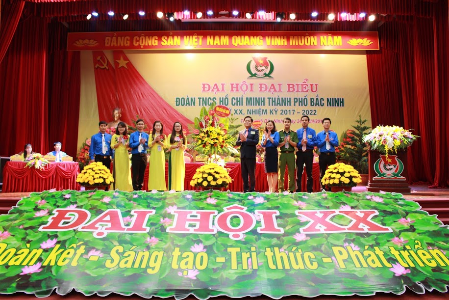Các đồng chí lãnh đạo Tỉnh Đoàn tặng hoa chúc mừng Đại hội