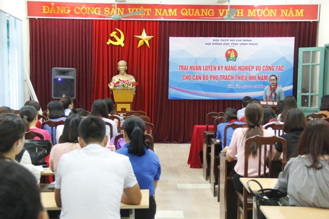 Đồng chí Nguyễn Hồng Nhung – PBT Tỉnh đoàn, Chủ tịch Hội đồng Đội tỉnh phát biểu tại lớp tập huấn