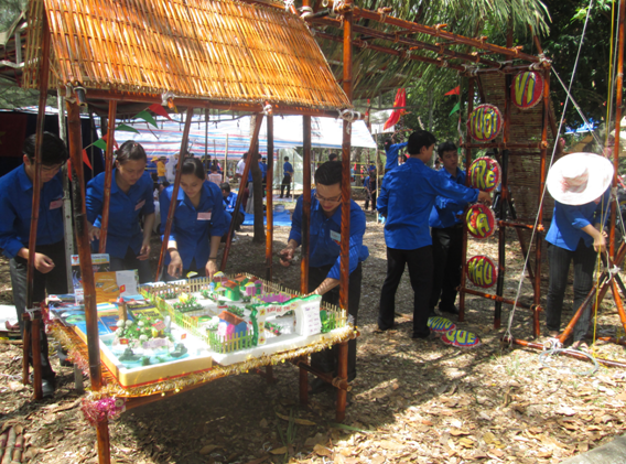 Các trại sinh tham gia trang trí cổng trại