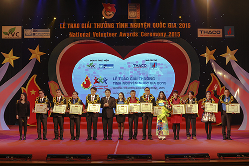 Đồng chí Nguyễn Đắc Vinh, Bí thư thứ nhất TƯ Đoàn trao Giải thưởng cho tập thể 