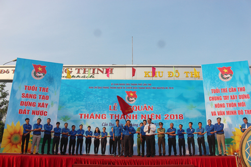 Đ/c  Lê Văn Tâm, Ủy viên BTV Thành ủy, Phó Chủ tịch thường trực UBND thành phố Cần Thơ, trao cờ lệnh cho tuổi trẻ thành phố và đánh trống ra quân Tháng thanh niên.