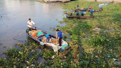 ĐVTN quận Ninh Kiều ra quân vệ sinh môi trường tại Rạch Khai Luông, phường Cái Khế.
