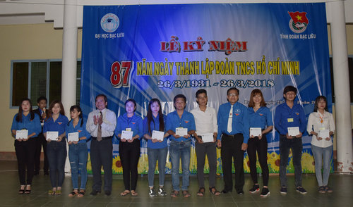 Đồng chí Trần Minh Huấn - Phó Trưởng Ban Dân vận Tỉnh ủy và đồng chí Ngô Vũ Thăng - Bí thư Tỉnh Đoàn cùng trao học bổng cho các bạn sinh viên