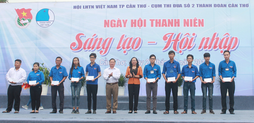  Lãnh đạo Ban Tuyên giáo Thành ủy và Ủy ban MTTQ Việt Nam thành phố trao học bổng cho sinh viên có hoàn cảnh khó khăn tại Ngày hội “Thanh niên sáng tạo, hội nhập”
