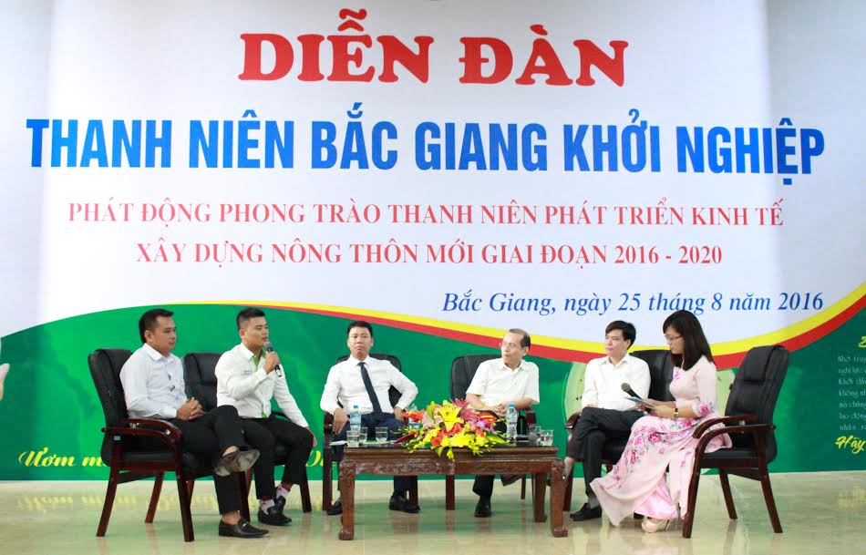 Đại diện các chủ doanh nghiệp trẻ thành đạt chia sẻ kinh nghiệm với thanh niên Bắc Giang. Ảnh: Đỗ Quyên. 