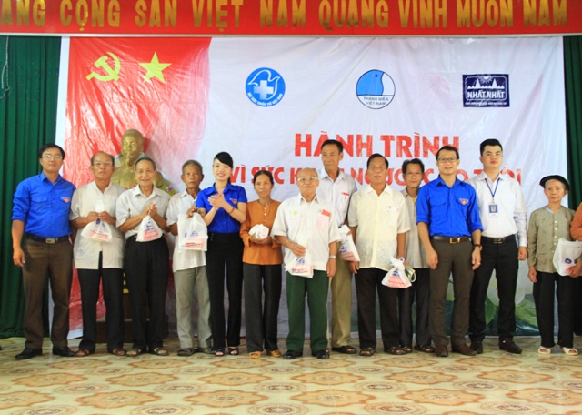 Đồng chí Đỗ Thị Thanh Hương – Phó bí thư tỉnh Đoàn, cùng các vị đại biểu tặng quà cho các cụ gười cao tuổi