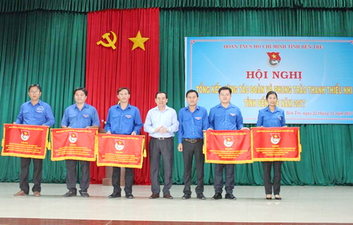 Đồng chí Trần Ngọc Tam - Phó Bí thư Tỉnh ủy và đồng chí Hà Quốc Cường - Phó Bí thư Tỉnh đoàn trao cờ cho các đơn vị dẫn đầu 