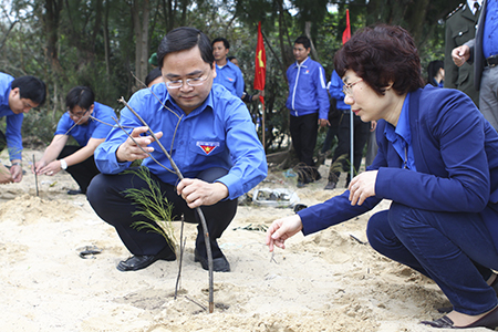 Đồng chí Nguyễn Anh Tuấn trồng cây tại lễ phát động