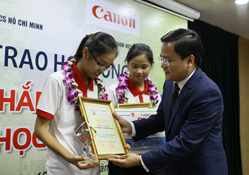 Bí thư Trung ương Đoàn Nguyễn Anh Tuấn trao học bổng cho các bạn học sinh THPT xuất sắc có hoàn cảnh khó khăn