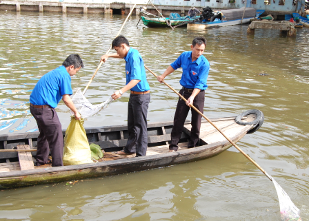 ĐVTN Cà Mau tham gia vớt rác trên sông góp phần bảo vệ môi trường xanh – sạch – đẹp.