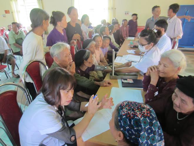 Các y, bác sỹ đang khám bệnh, tư vấn cho người dân tại xã Phượng Mao, huyện Thanh Thủy