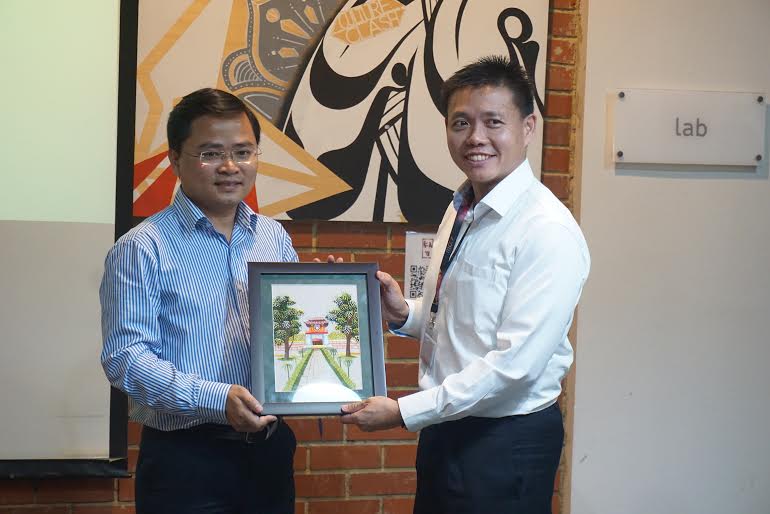 Đồng chí Nguyễn Anh Tuấn, Bí thư Trung ương Đoàn và ông ÔngKah Kuang, đại diện Hội đồng thanh niên quốc gia Singapore trao quà kỷ niệm