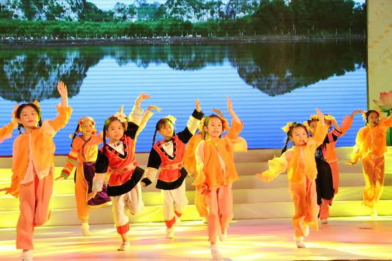 Các em thiếu nhi biểu diễn tiết mục hát múa “Kiên Giang mình đẹp lắm và Mời bạn về thăm Kiên Giang”.