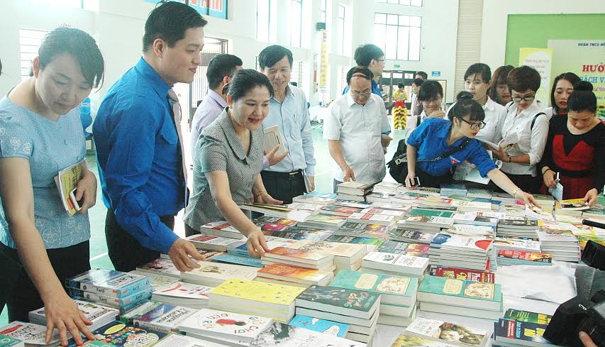 Các đồng chí lãnh đạo tỉnh, Tỉnh Đoàn, đoàn viên thanh niên, học sinh tham gia hưởng ứng Ngày sách Việt Nam năm 2016.