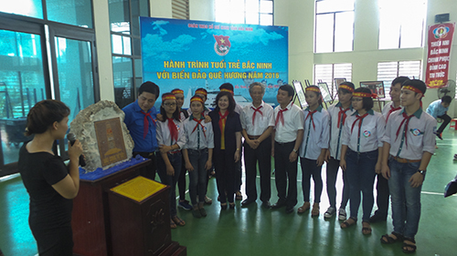 (Ảnh: Các lãnh đạo tỉnh cùng các em học sinh trong triển lãm ảnh “Tuổi trẻ Bắc Ninh với biển đảo quê hương)