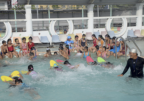 Các em được thực hành dạy bơi tại hồ bơi Nhà Thiếu nhi tỉnh