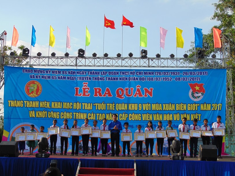Nguyễn Ngọc Lương – Bí thư BCH Trung ương Đoàn trao tặng học bổng Vừ A Dính cho học sinh nghèo.