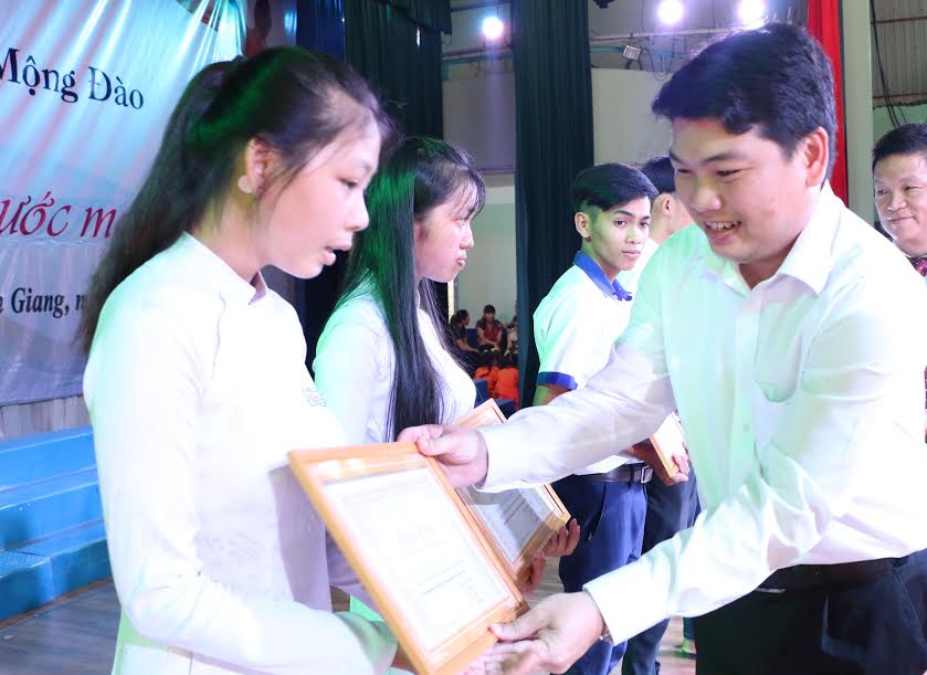  Đồng chí Lê Trung Hồ - Bí thư Tỉnh Đoàn, Chủ tịch Hội LHTN Việt Nam tỉnh Kiên Giang trao giấy khen cho các em học sinh khối THPT.
