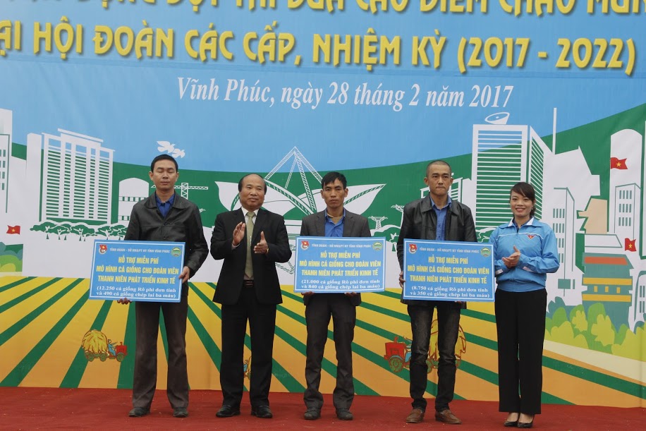 Các đ/c lãnh đạo tỉnh đoàn , lãnh đạo thành phố Vĩnh Yên trao tặng mô hình VAC giúp đỡ thanh niên phát triển kinh tế